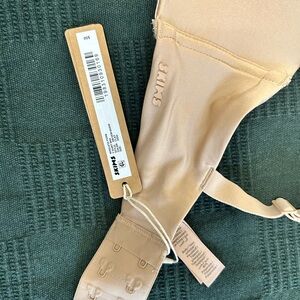 SKIMS Fits Everybody tee shirt bra wire free new with tags 34DD